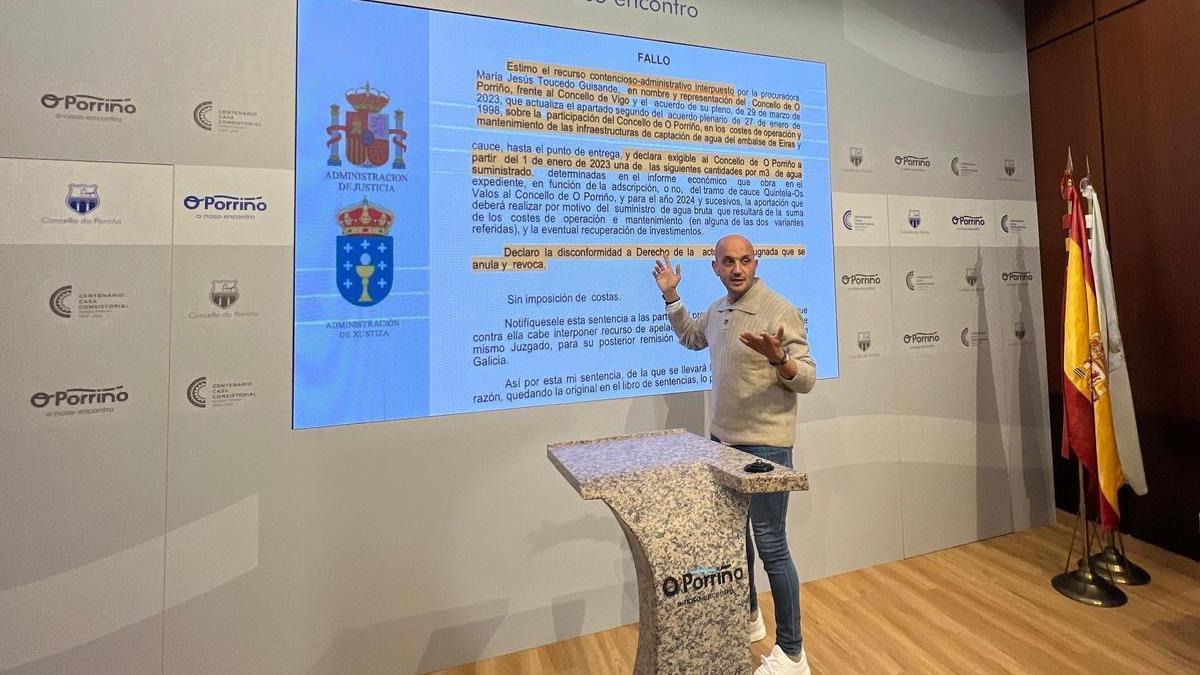 El alcalde de Porriño, Alejandro Lorenzo, frente a la sentencia que tumba la subida del canon del agua impuesto por Vigo a Porriño.