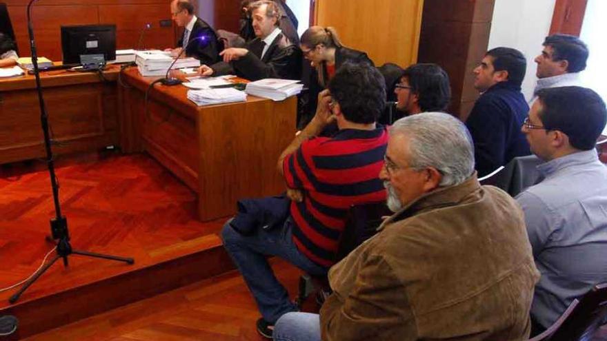 Los tres ganaderos y los tres guardias civiles imputados en la trama de Asturianos en el juicio. I Foto L. O. Z.