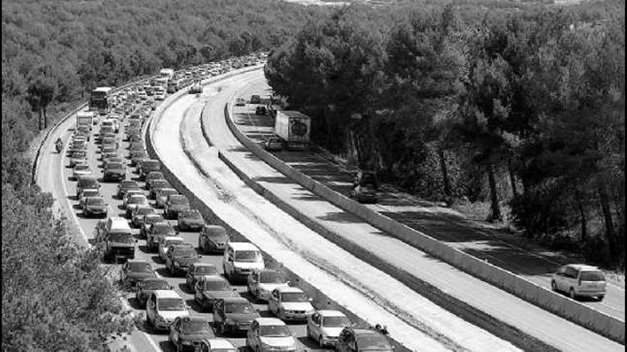 Atascos de hasta    143 kilómetros en Madrid, tranquilidad  en la región