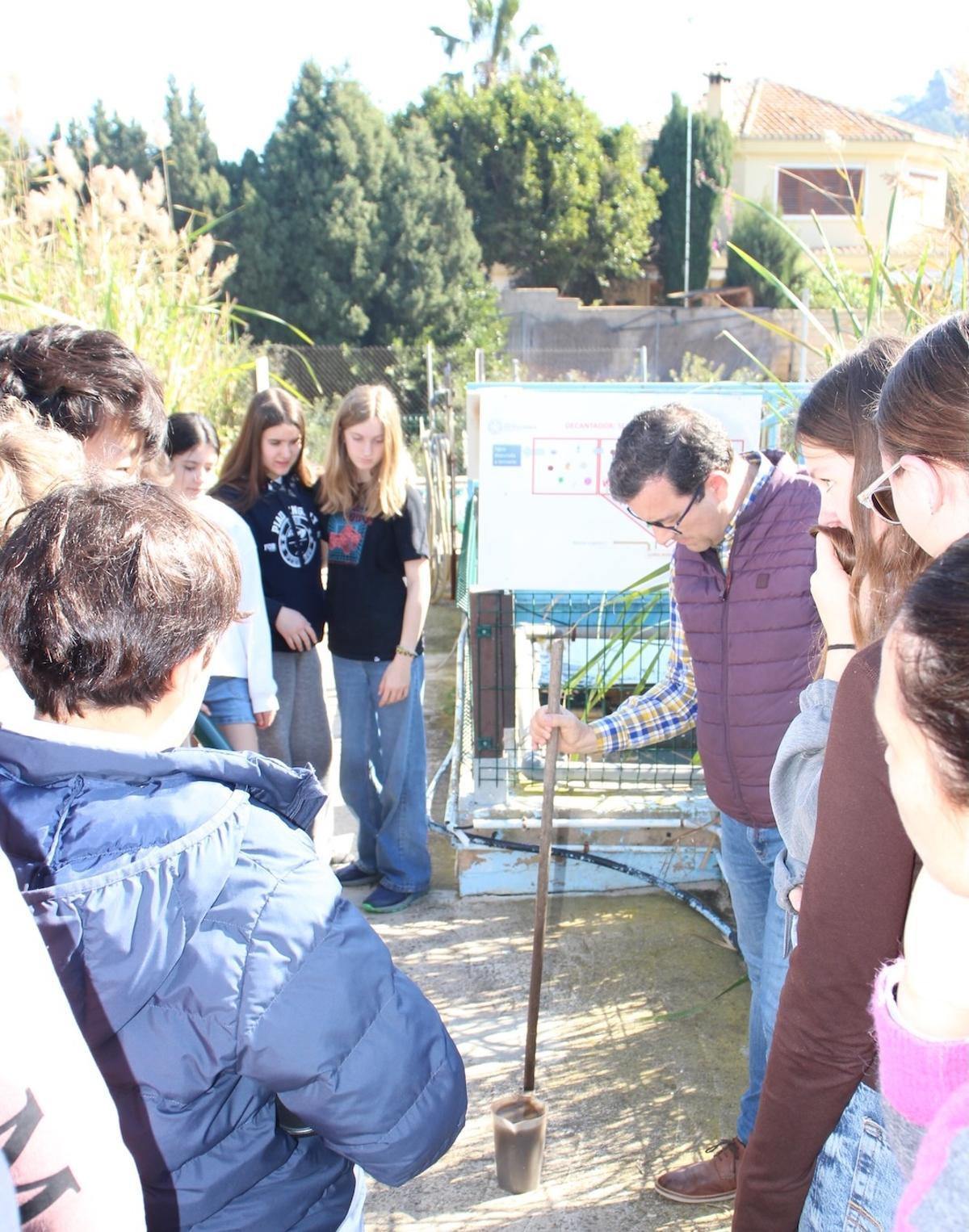 Eixida de l’alumnat a una depuradora d'una urbanització pròxima al col·legi per estudiar el seu funcionament.