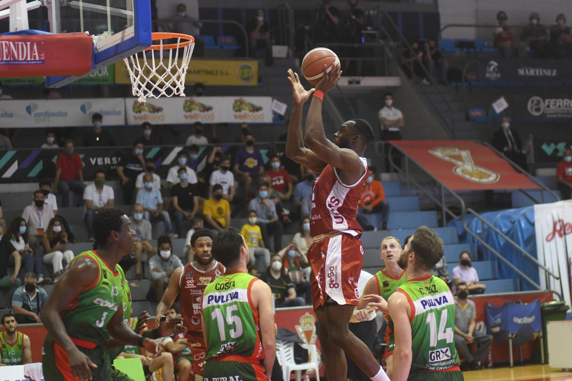 El Real Murcia sorprende al Granada y fuerza el tercer partido del play off de ascenso (69-62)