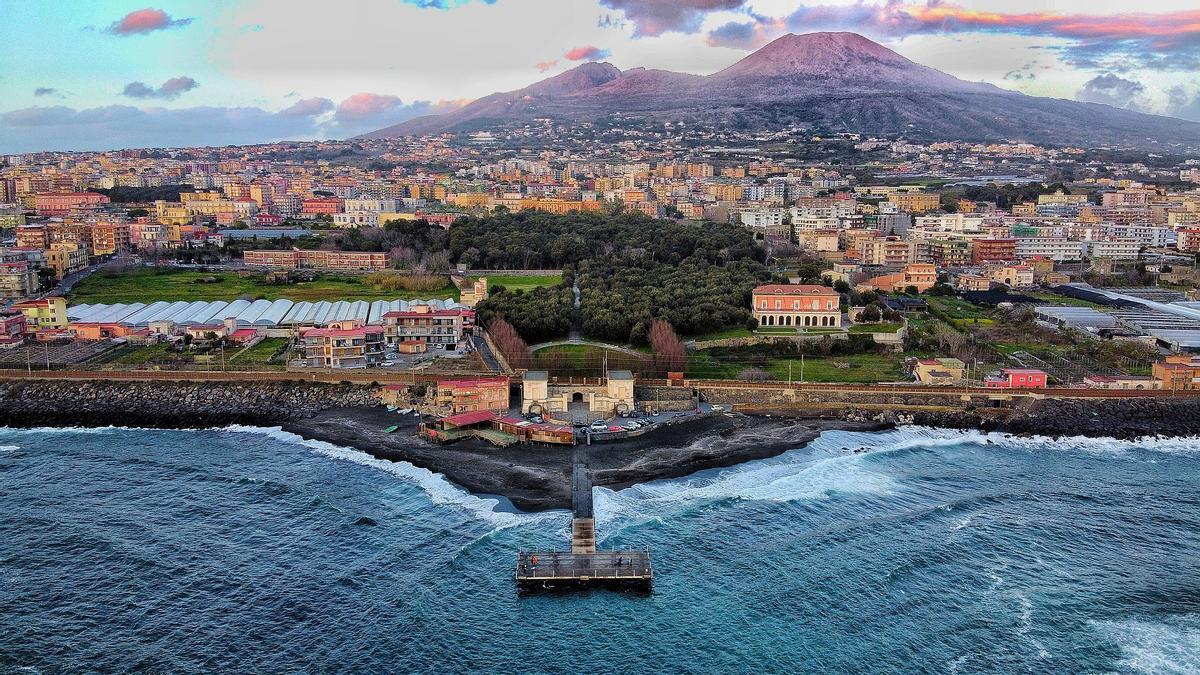 Vista panoràmica de Nàpols amb el Vesubi al fons