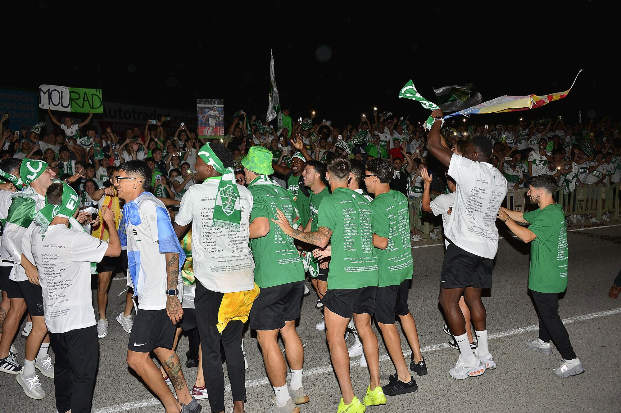 La afición del Elche recibe a los héroes del ascenso a su llegada al Martínez Valero