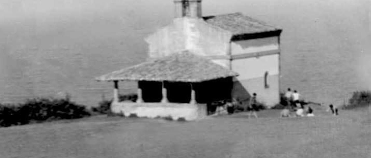 un pasado libre de asfalto. La capilla, en una imagen de la primera mitad del siglo XX, todavía sin el restaurante, sin el chalé, sin la antena y sin el asfalto del aparcamiento.