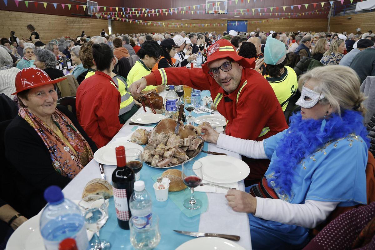 Tributo a los mayores de Ames con más de mil kilos de cocido y música