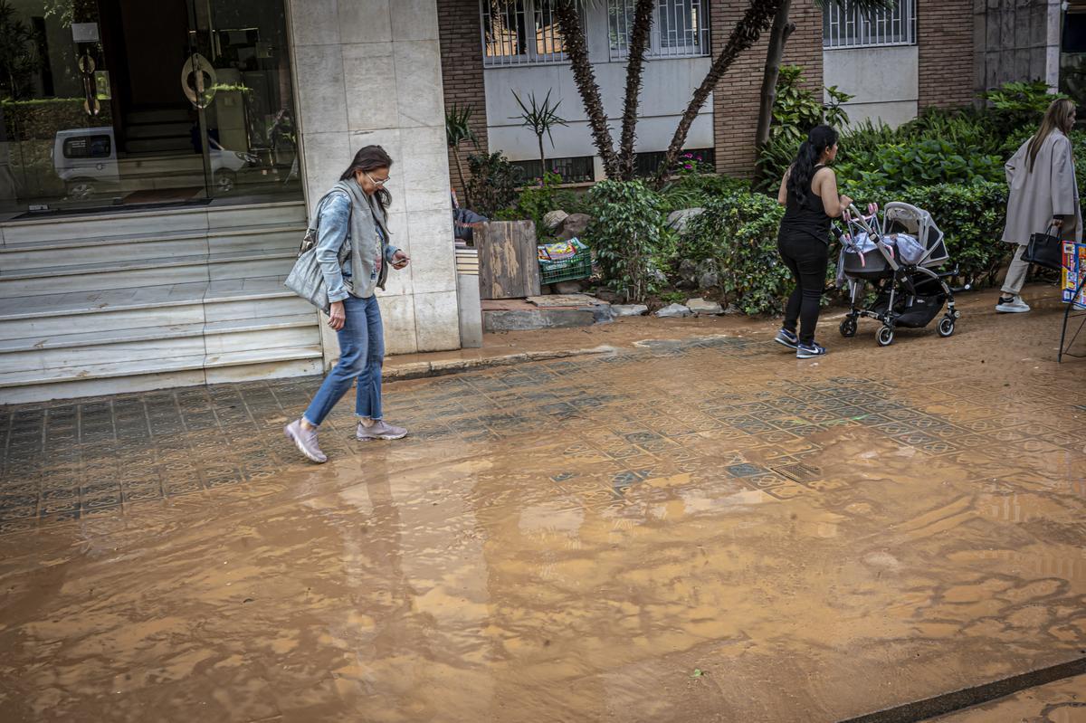 Escape de agua de grandes dimensiones en la avenida Pedralbes con el paseo Manuel Girona de Barcelona