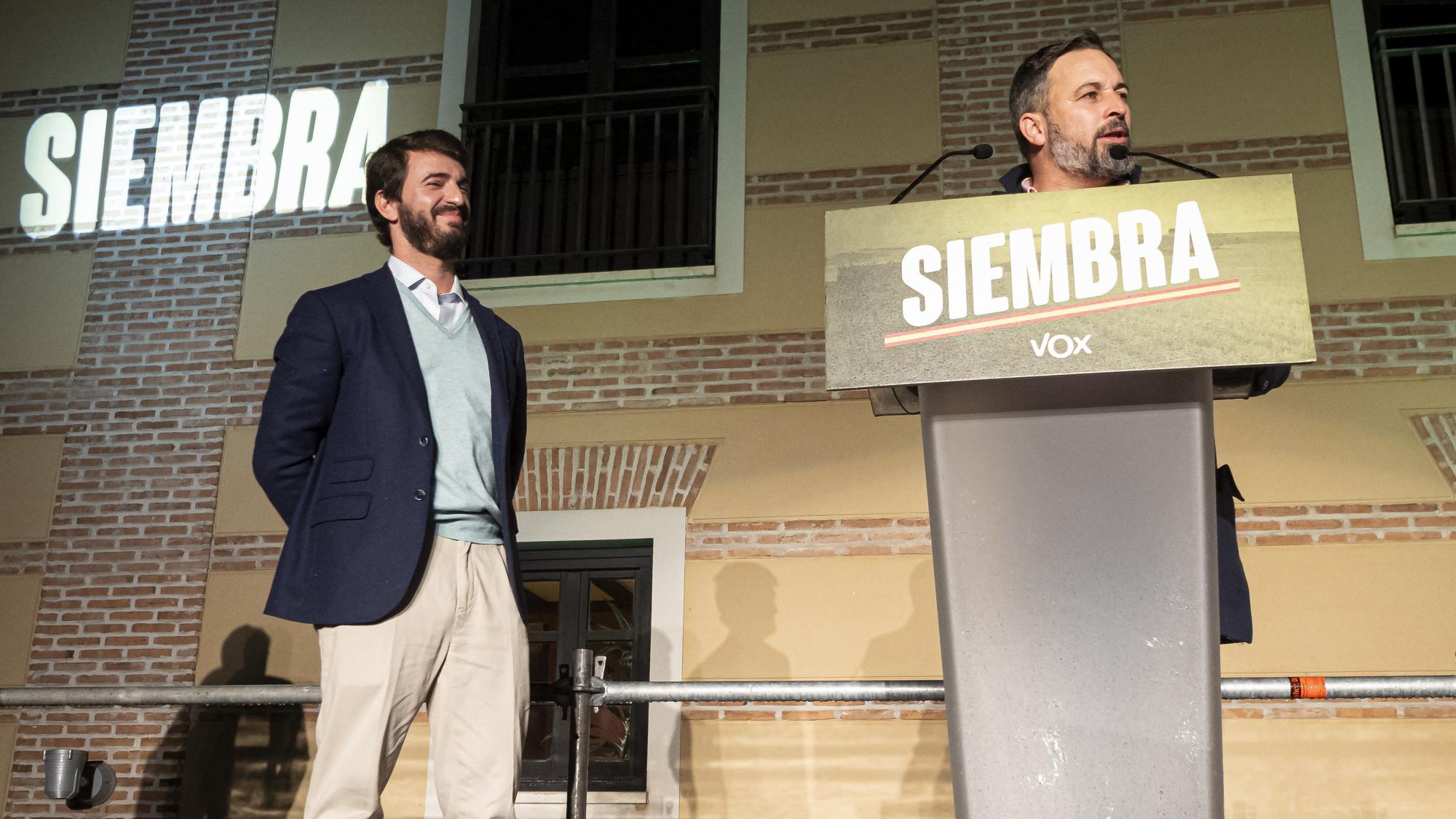 El presidente de Vox, Santiago Abascal, junto al candidato a la Junta, Juan García-Gallardo, celebran los resultados en las elecciones de Castilla y León en Valladolid.