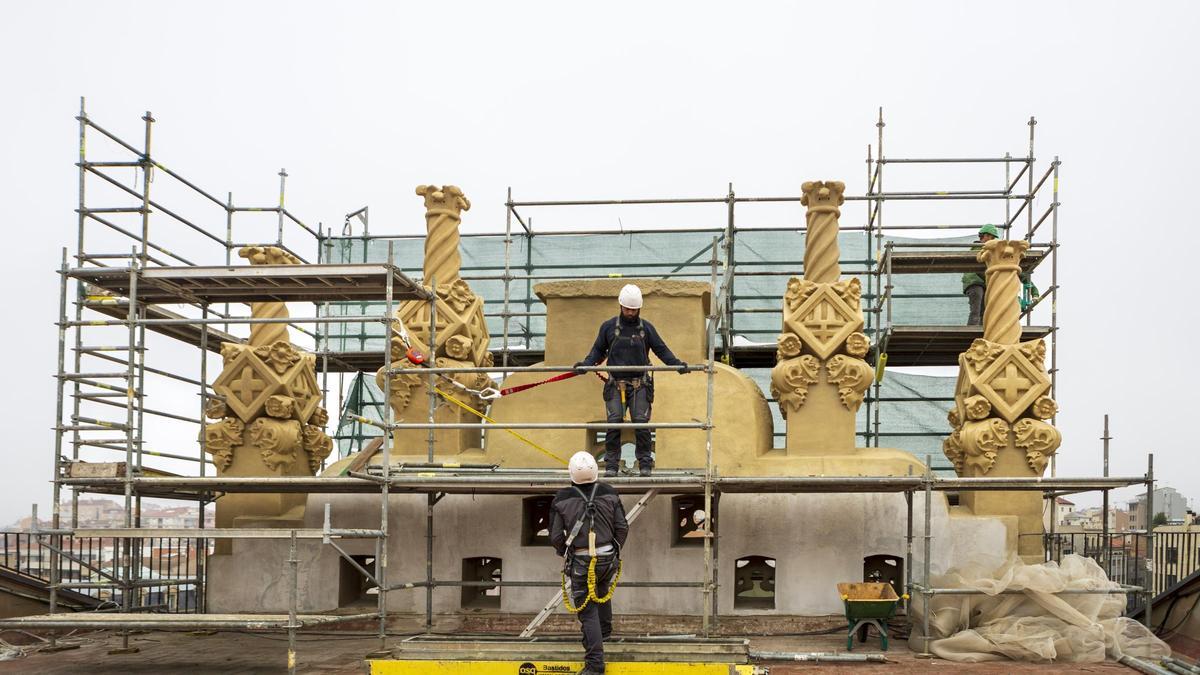 La Buresa de Manresa destapa els pinacles que la coronen