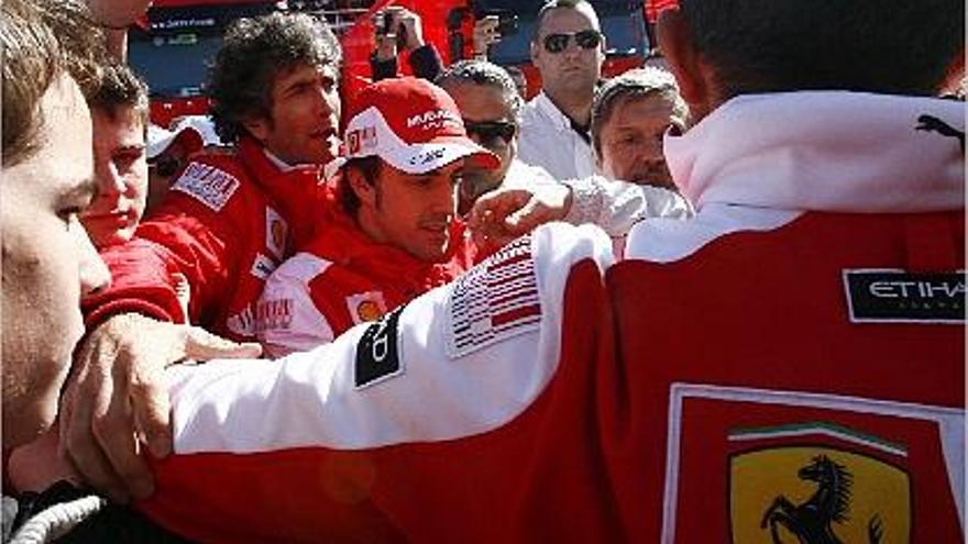 Fernando Alonso acosado por los aficionados en Montmeló.