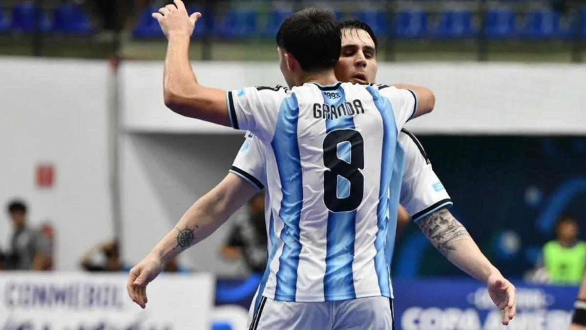 Lucas Granda celebra un gol con Mati Rosa (Jaén)