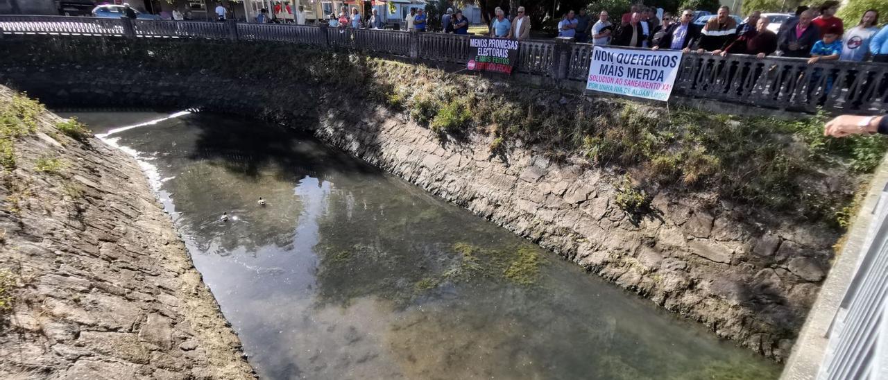 Tramo del río Orxas canalizado en su desembocadura en la playa de San Cibrán.   | // SANTOS ÁLVAREZ