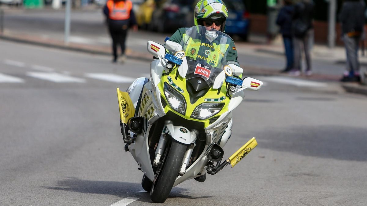 Un guardia civil de Tráfico en una etapa de la Vuelta.