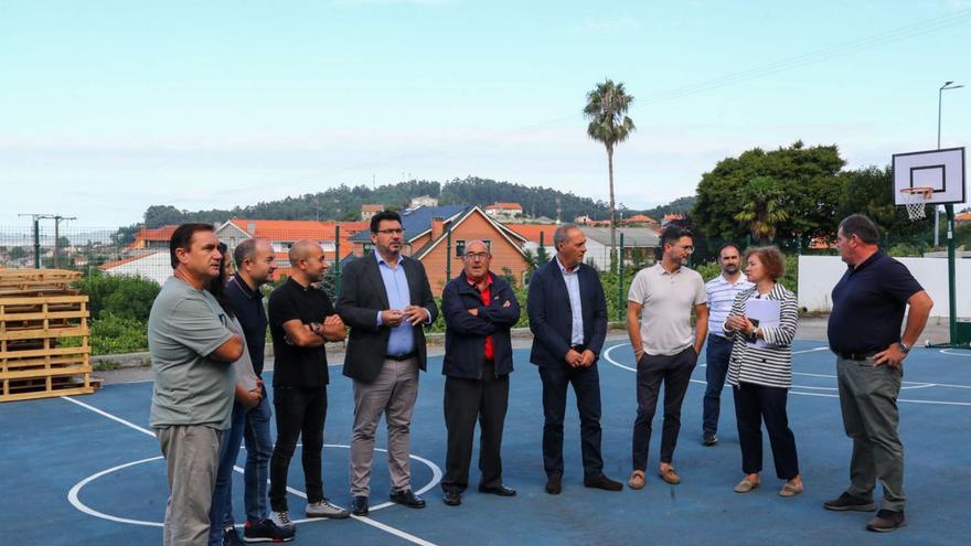 Agustín Reguera, con el alcalde Carlos Viéitez hablando de la retirada del amianto en el pabellón.  | // I.ABELLA