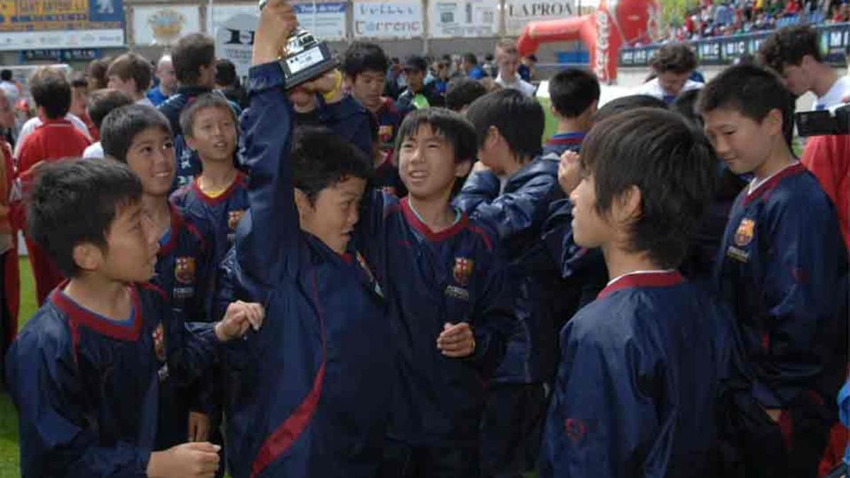 Los niños de la FCBEscola de Fukuoka tuvieron una inesperada visita