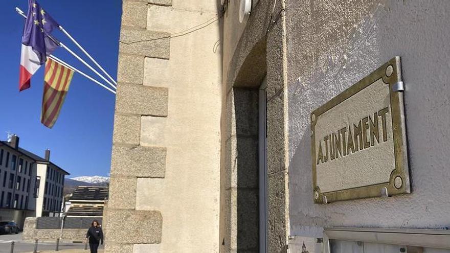 La façana de l’Ajuntament de la Guingueta, amb el rètol en català i les banderes oficials