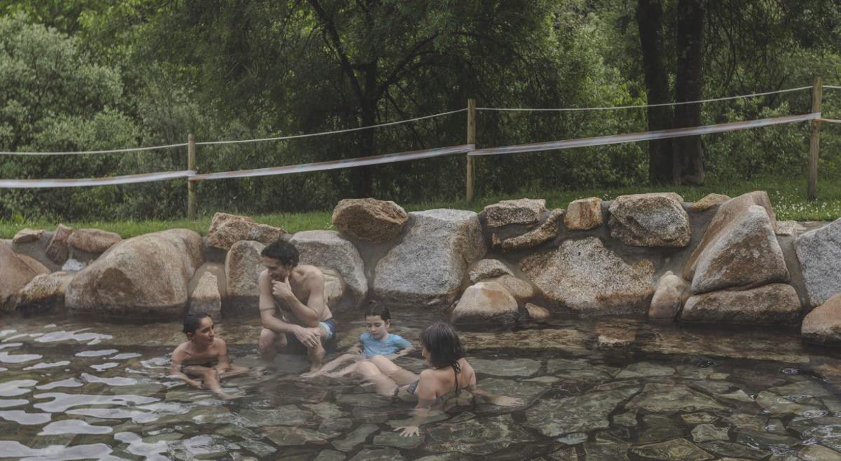 Una familia disfrutando de las Termas de Outariz.