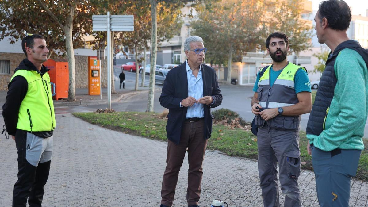 El regidor de Medi Ambient de Roses, Lluís Espada, amb els tècnics que foragiten els estornells al municipi
