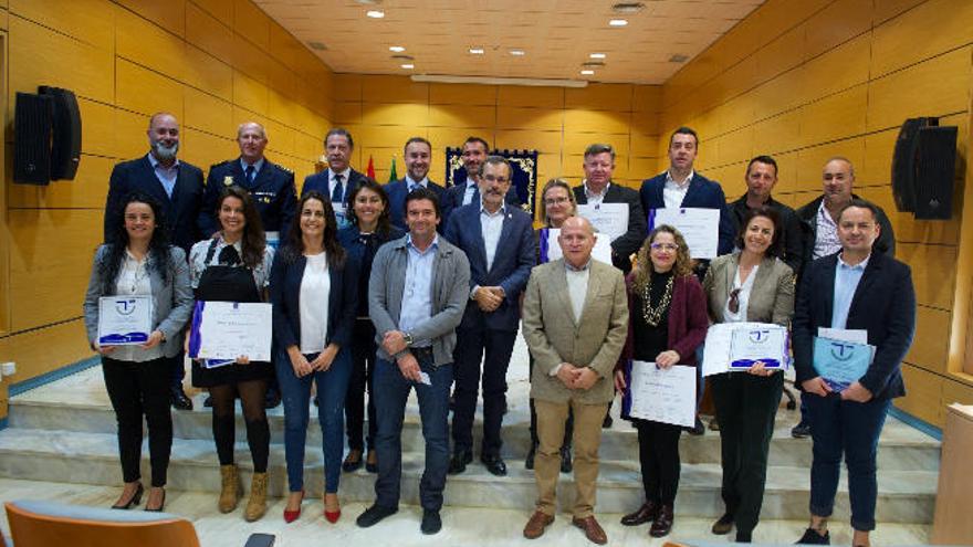 Foto de familia de los representantes de empresas que recibieron el sello de calidad Sicted, ayer.