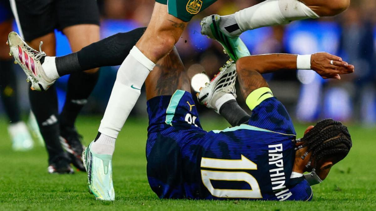 Raphinha regresa a Barcelona por un edema muscular en su pierna derecha.