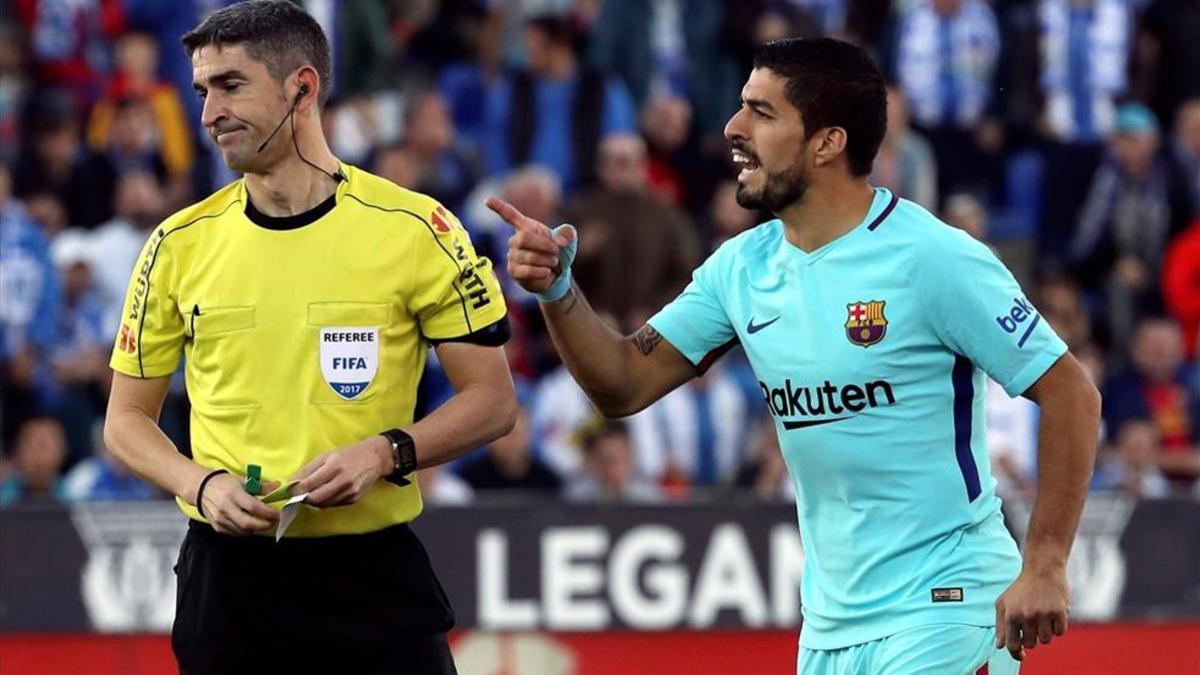 Luis Suárez protestándole a Undiano Mallenco durante el Leganés-Barça