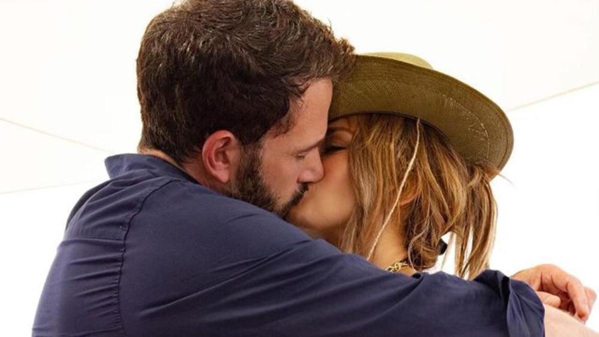 Jennifer Lopez y Ben Affleck, el beso que confirma su romance