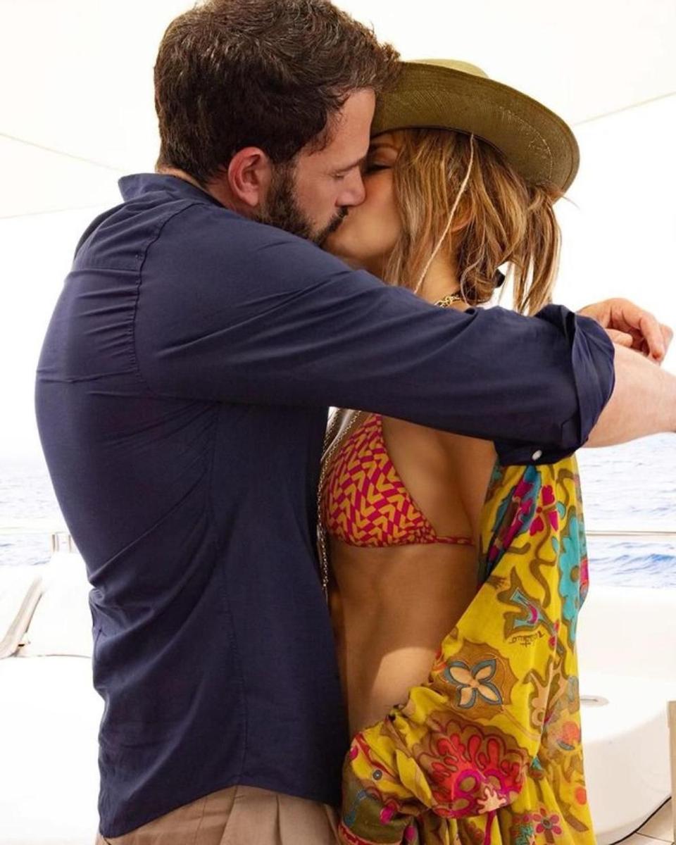 Jennifer Lopez y Ben Affleck, el beso que confirma su romance