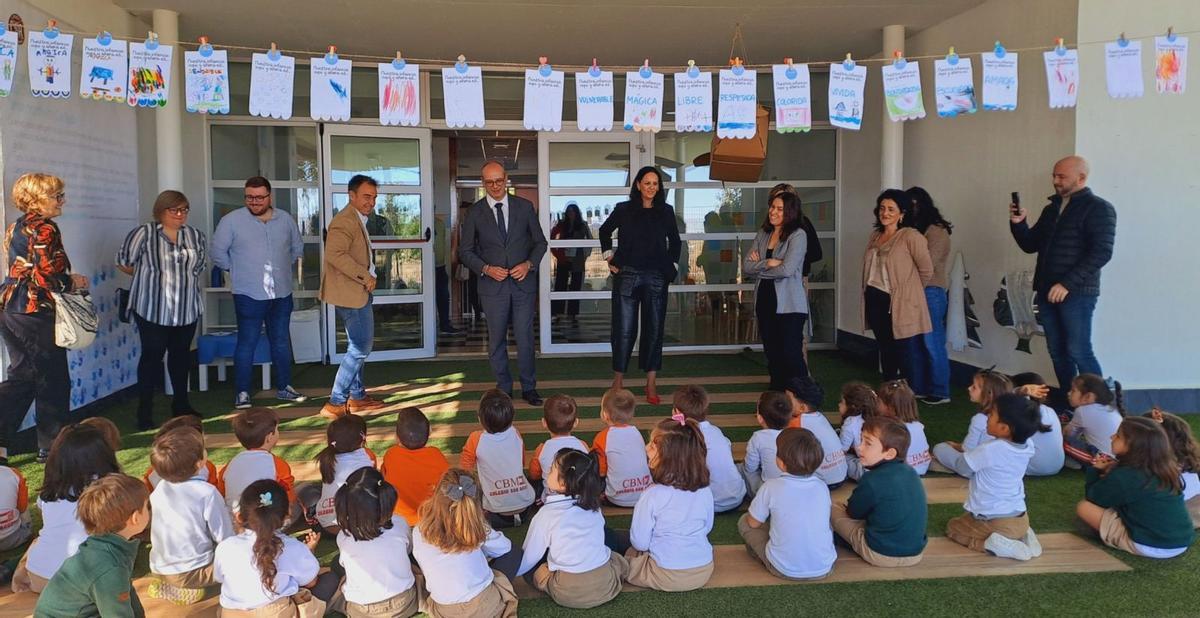 El consejero de Educación, Víctor Marín, visita uno de los centros educativos reconocidos por Unicef, en una imagen de archivo. | CARM