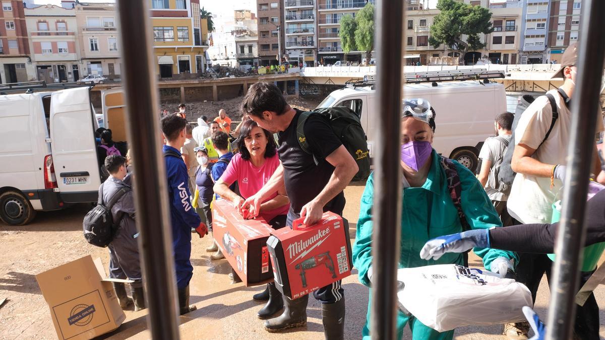 Voluntarios de la provincia de Alicante, en una de las localidades afectados por la DANA
