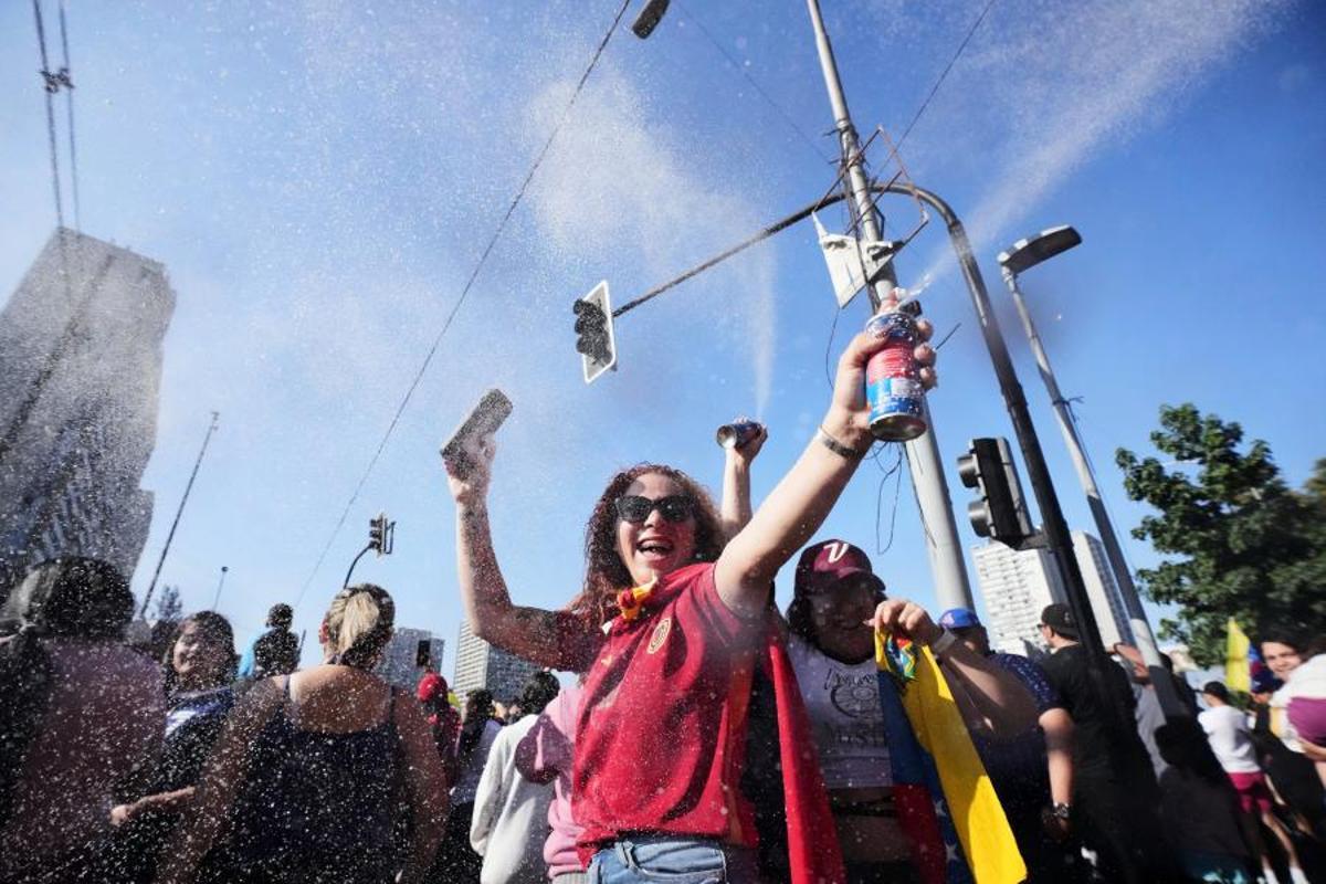 Venezolanos celebran en Santiago de Chile el sábado 3 de enero de 2026, después de que el presidente de EE. UU., Donald Trump, anunciara que el presidente venezolano, Nicolás Maduro, había sido capturado y trasladado fuera del país.
