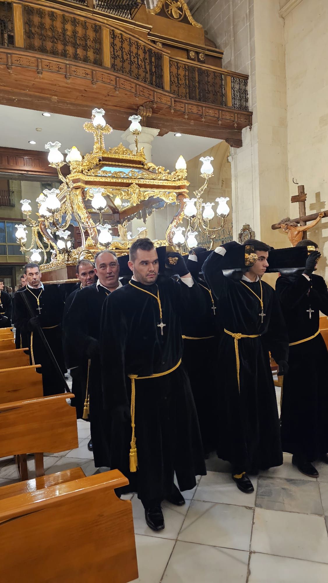 La procesión más corta y traslado de imágenes del Santo Entierro en Orihuela