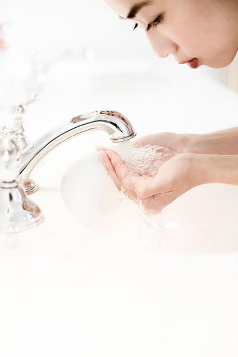 09. Evitar lavarse las manos constantemente, con mucha frecuencia, al igual que evitar lugares húmedos para que no se resequen.