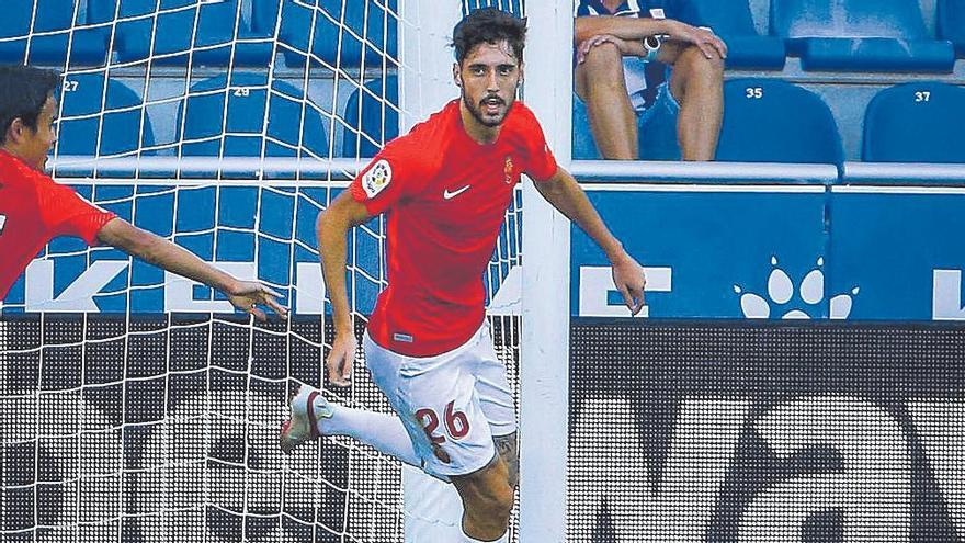Fer Niño celebra su primer gol con el Mallorca en Mendizorroza.