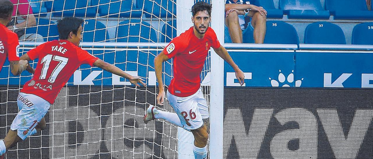 Fer Niño celebra su primer gol con el Mallorca en Mendizorroza.