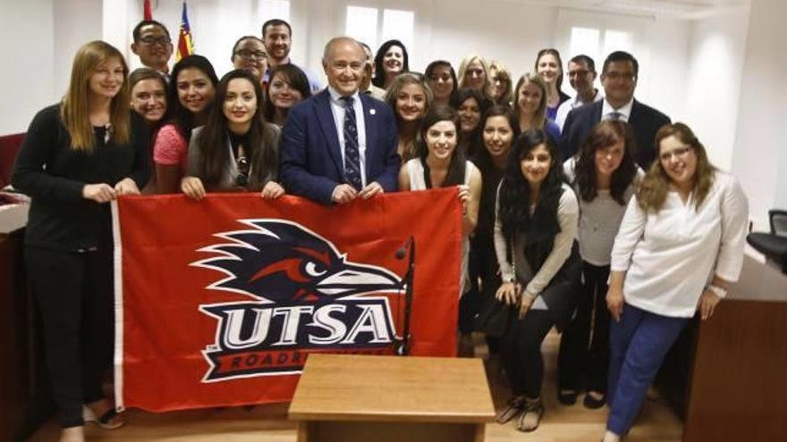 Los estudiantes ayer con el presidente de la Audiencia.