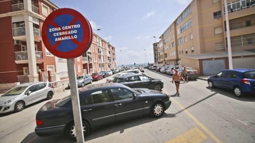 Los coches aparcan en el centro del canal donde se advierte de la prohibición de hacerlo.