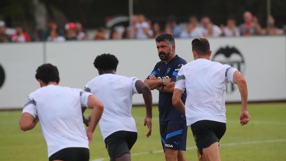 Gennaro Gattuso supervisa el entrenamiento en Paterna.