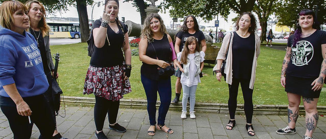 Por la izquierda, Yolanda Díaz, Beatriz Martínez, María Suárez, Mar Infiesta, Rheme Peláez, Marina González, Mariana Rocha y Mara Pérez, en el parque del Muelle de Avilés.