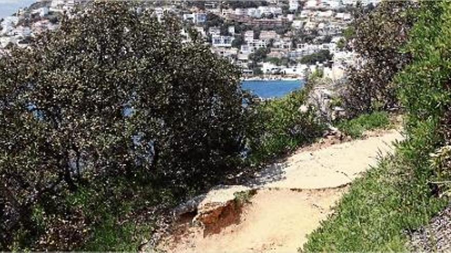 Un dels trams del camí de ronda que voreja el litoral de Roses en els quals l&#039;asfalt està destrossat i el camí presenta dificultats d&#039;accés per als seus usuaris.