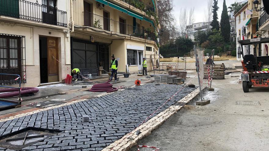 Vecinos de la calle Río de Priego muestran su malestar por no poder acceder a sus cocheras