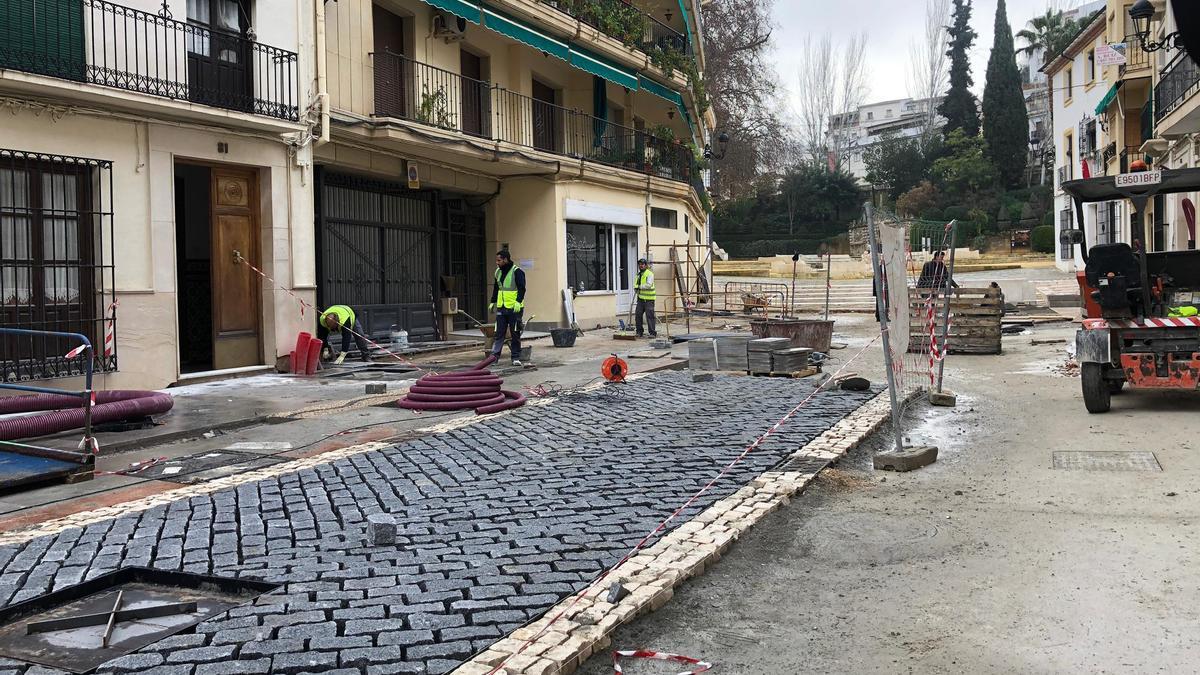 Aspecto que presentaba ayer la calle Río con el nuevo pavimento.