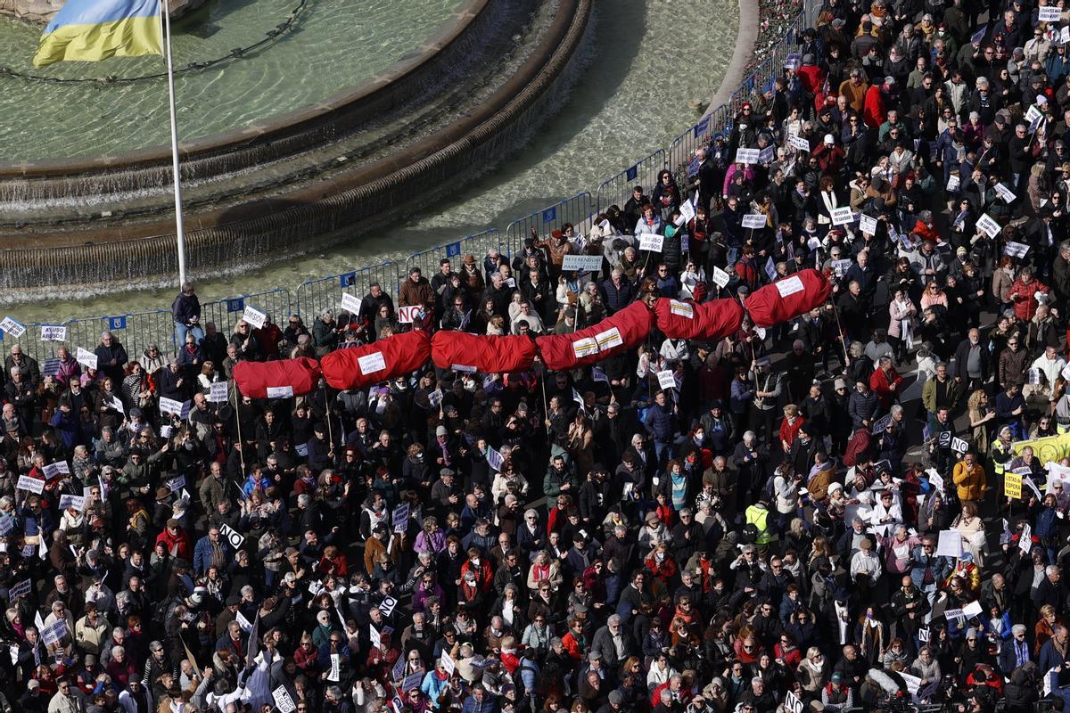 MADRID, 12/02/2023.- Vista general de la manifestación en defensa de la sanidad pública, este domingo en la Plaza de Cibeles en Madrid. EFE/Rodrigo Jiménez