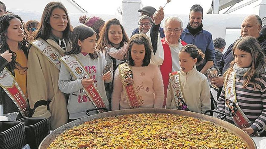 Miles de vinarocenses honran a Sant Sebastià en la ermita