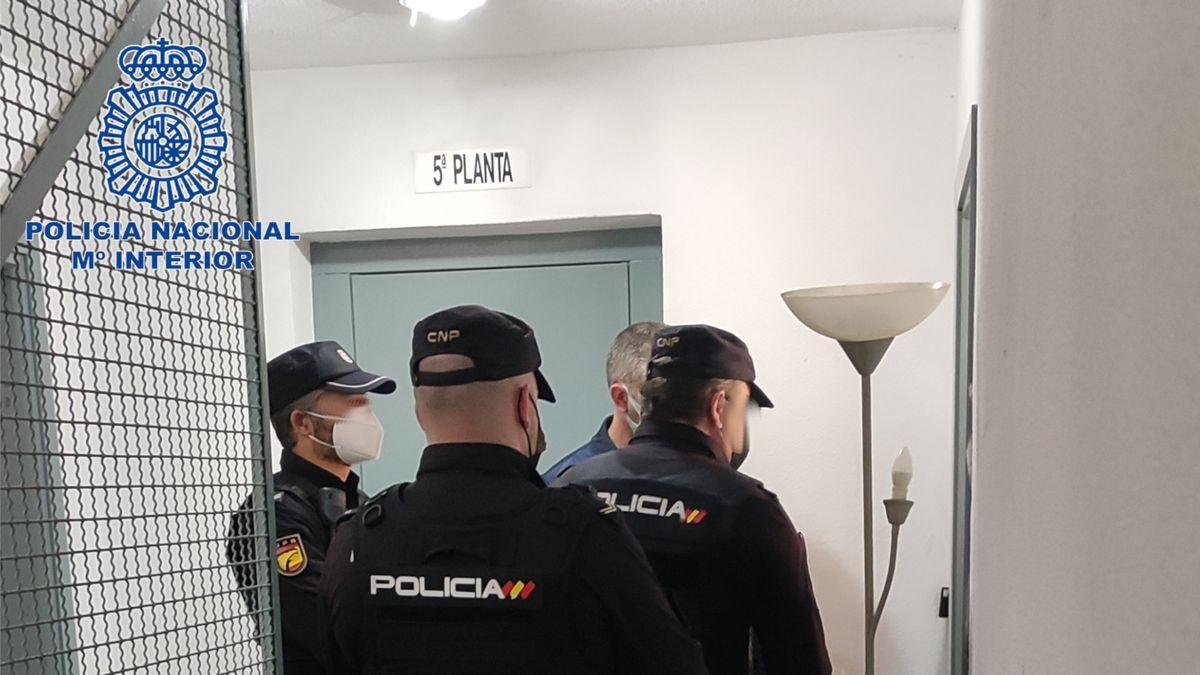 Los agentes detienen a la pareja de ocupas de un inmueble en Palma.