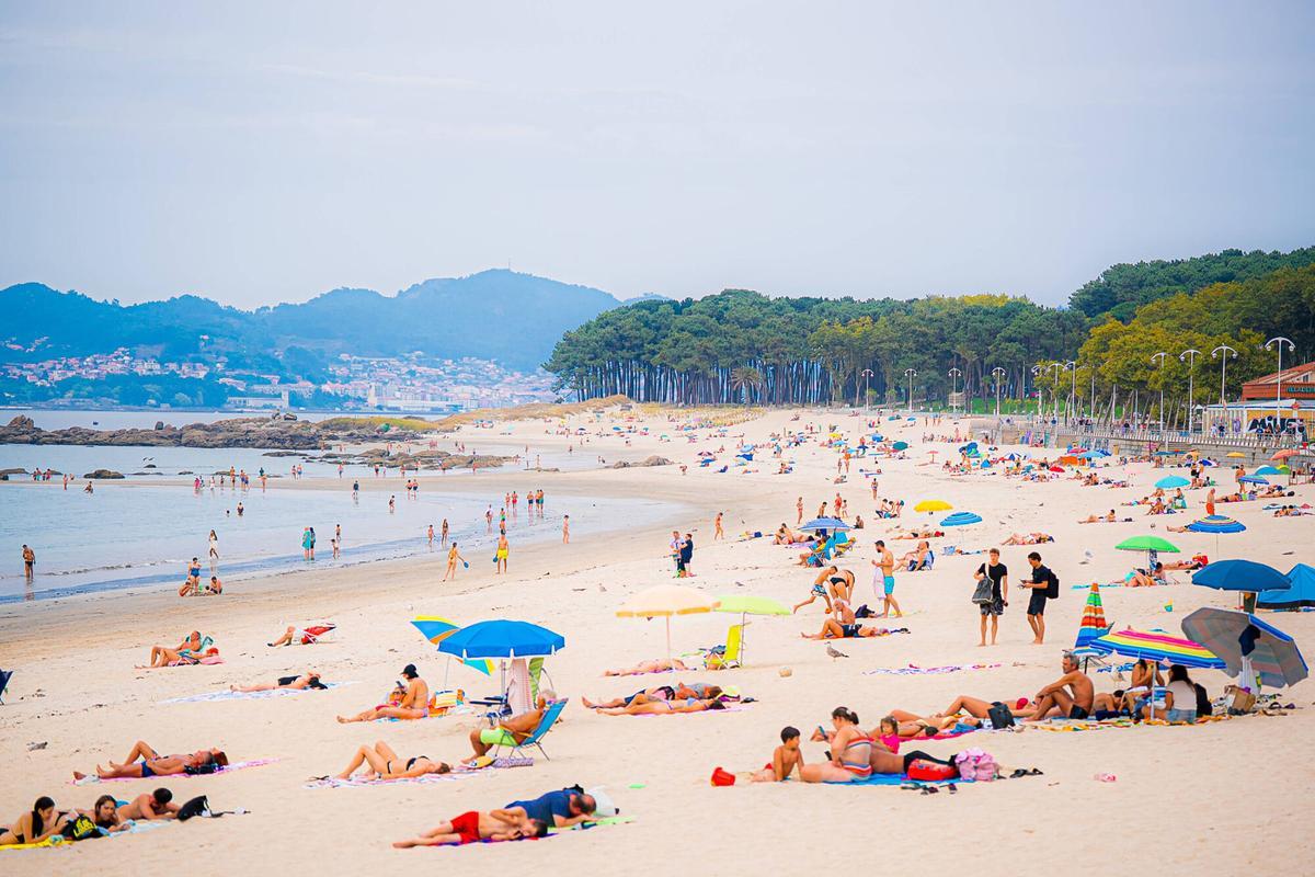 Fotos de gente bañándose y en la playa para esta info: (en samil) En Torallamar ya tienen los datos de este verano y es el más cálido desde que tienen registros (2013), el año va camino de ser el más cálido también
