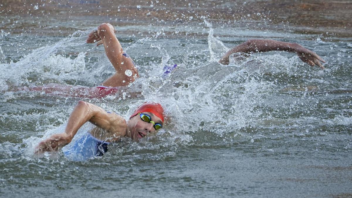 El francés Pierre Le Corre durante la etapa de natación del triatlón de relevos mixtos en los Juegos Olímpicos de París 2024