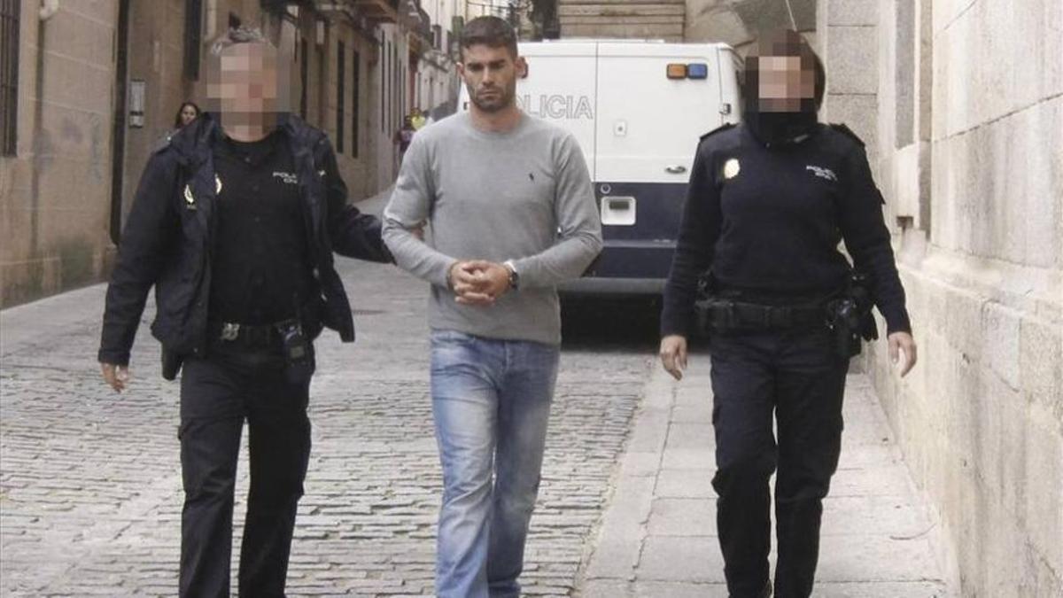 Triguero, custodiado por dos agentes de la policía.