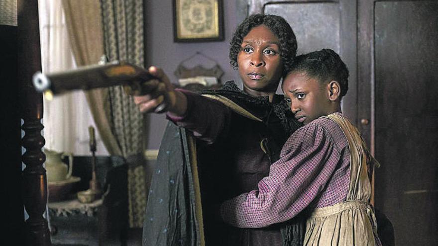 La actriz, como Harriet Tubman, escopeta en mano, en un fotograma de &#039;Harriet&#039;.