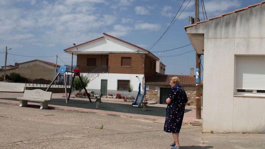 Una mujer en Pueblica de Campeán, hace unas semanas. |