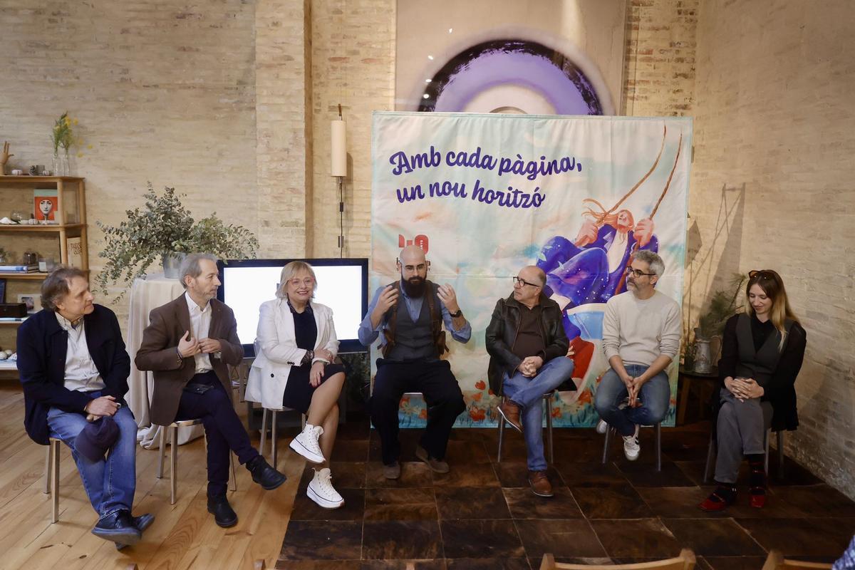 Marc Senabre, editor de Bromera, con varios de los autores de las novedades de la editorial.