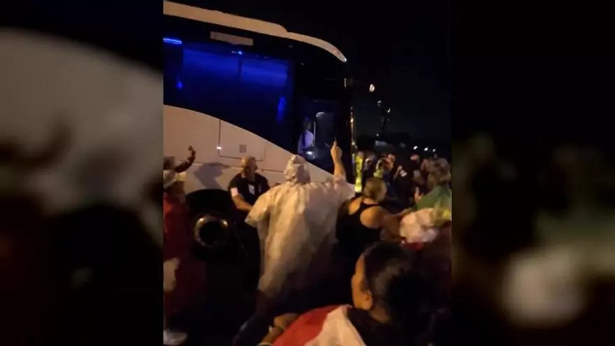 Decenas de personas siguen al autobús que transportaba a la selección femenina de fútbol de Irán en Australia, al grito de: "salven a nuestras chicas"